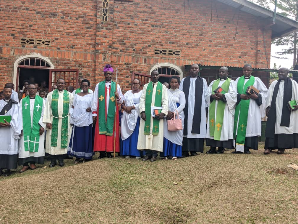 Musenyeri Karemera Francis ari kumwe na Musenyeri watowe Muhutu Nathan, abafasha babo n'abandi bapasitori