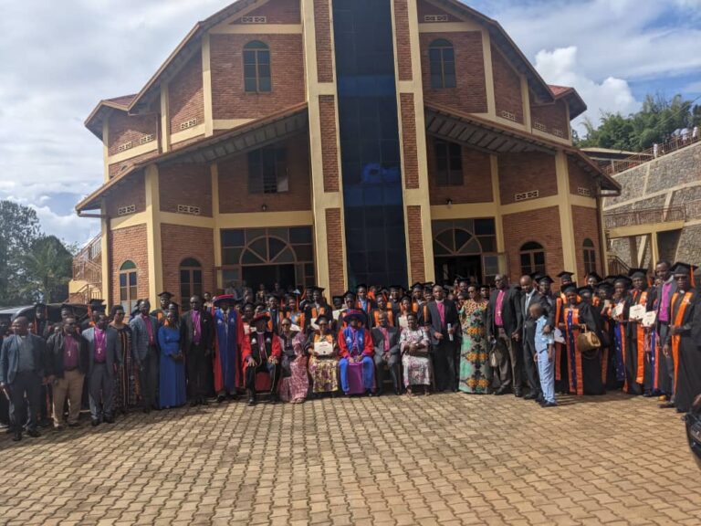 Abapasitori bose bigishijwe bari kumwe n'abayobozi babo mu ifoto y'urwibutso