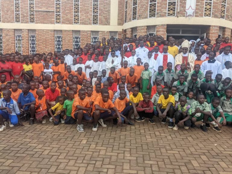 Musenyeri Edouard Sinayobye,abandi bayobozi n'abana bakuwe mu muhanda,mu ifoto y'urwibutso