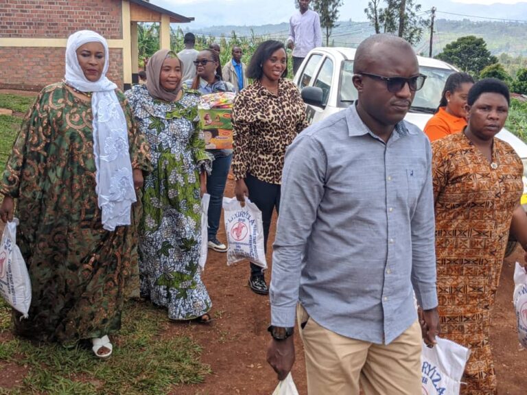 Umuyobozi w'akarere ka Rusizi w'agateganyo, Habimana Alfred arangaje imbere abagize Ntuma mubyeyi tujyanemo dusangire basuye abarokotse Jenoside yakorewe Abatutsi, batujwe mu mudugudu wa Busekera