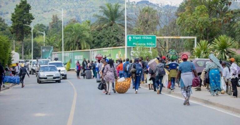 aha_ni_kuri_grande_barriere_abasohoka_bava_muri_congo_binjira_mu_rwanda_bahita_babona_iborometero_bisigaye_kugira_ngo_bagere_i_kigali-368dc-84deb