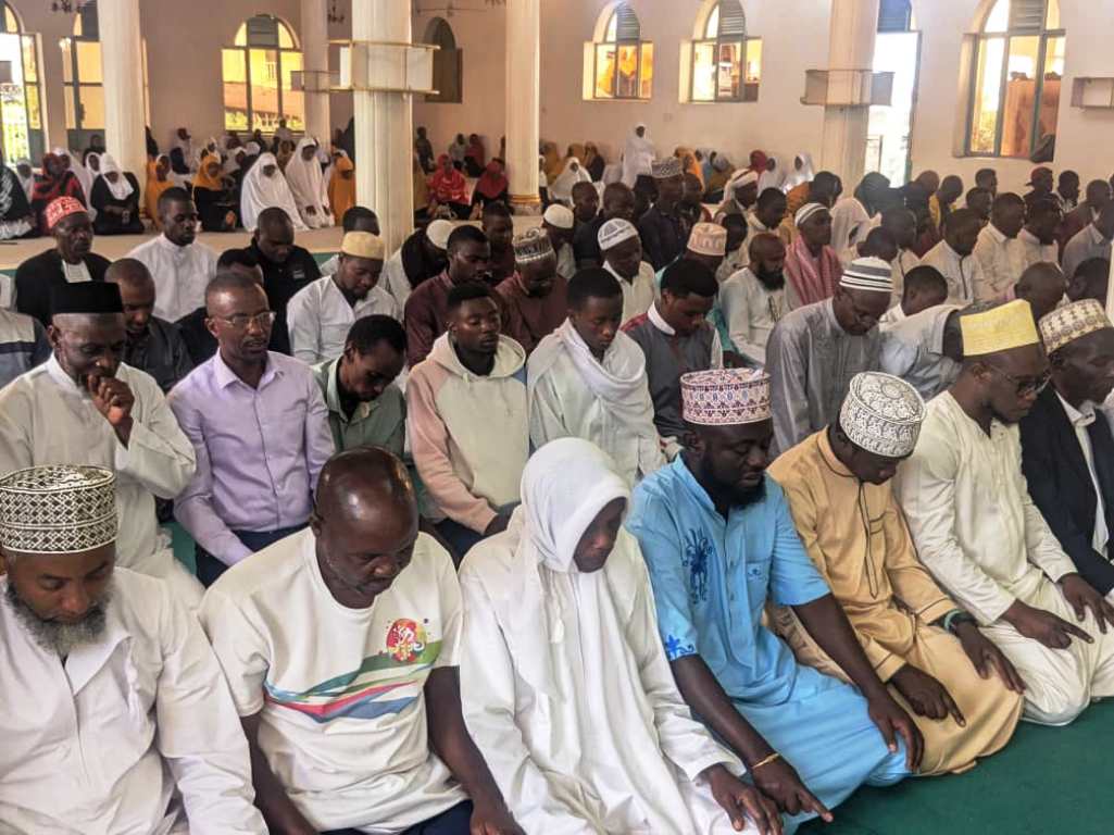 Bagaragarije Mufti Sheikh Sindayigaya Moussa ko bakeneye kumva Radiyo yabo Voice of Africa