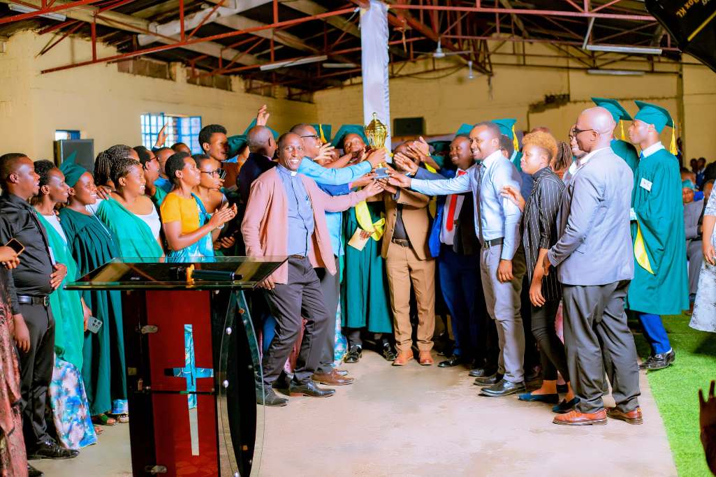 Bishimiye igikombe cy'ubudashyikirwa bahawe na Musenyeri Samuel Kayinamura