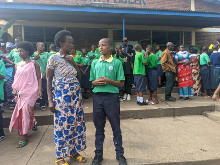 Ababyeyi baganira n'abana babo nyuma y'inama