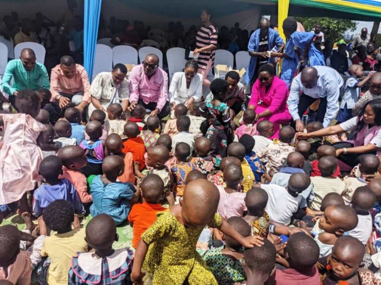 Abana bahabwa igikoma