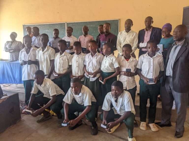 Abanyeshuri batangije uyu muryango ku ikubitiro bari kumwe n'abayobozi