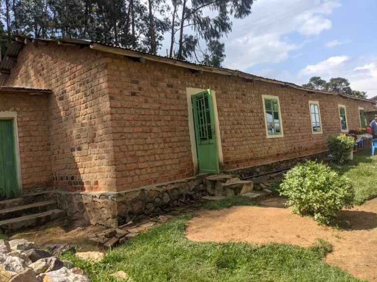 Abiciwe muri uru rusengero n'imbere yarwo bategetswe kwambara ubusa hejuru ngo batazagira n'umwe bibeshyaho babica