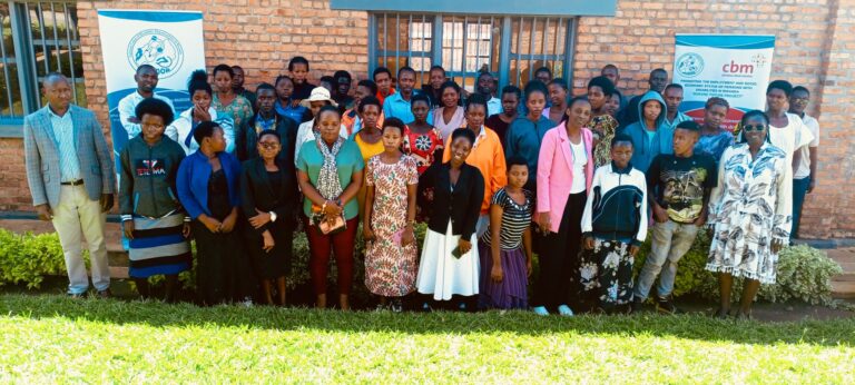 Urubyiruko ruri kumwe n'abahagarariye bimwe mu bigo by'imari bikorera mu karere ka Rwamagana nyuma yo kuruhugura