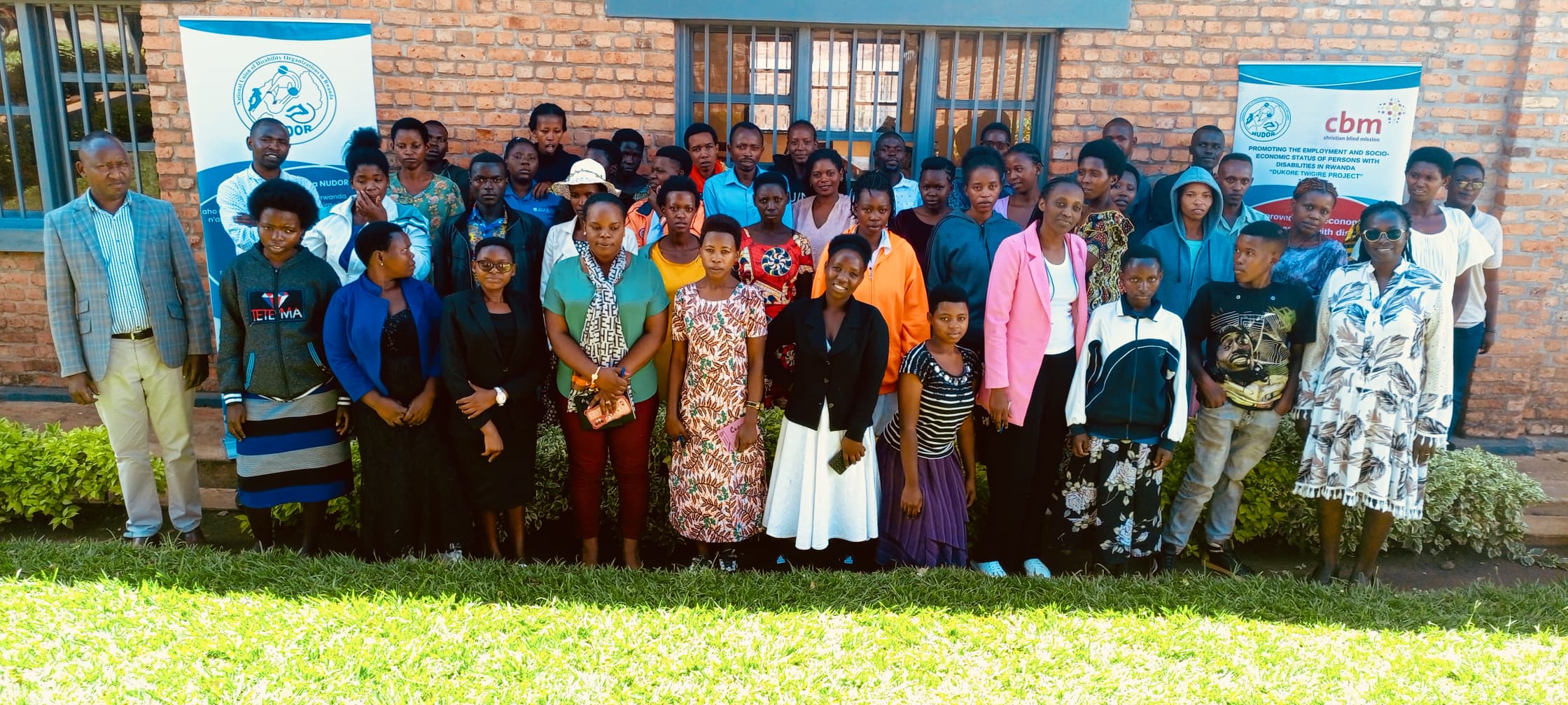 Urubyiruko ruri kumwe n'abahagarariye bimwe mu bigo by'imari bikorera mu karere ka Rwamagana nyuma yo kuruhugura