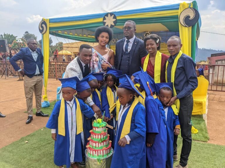 Abana n'abarezi babo mu byishimo