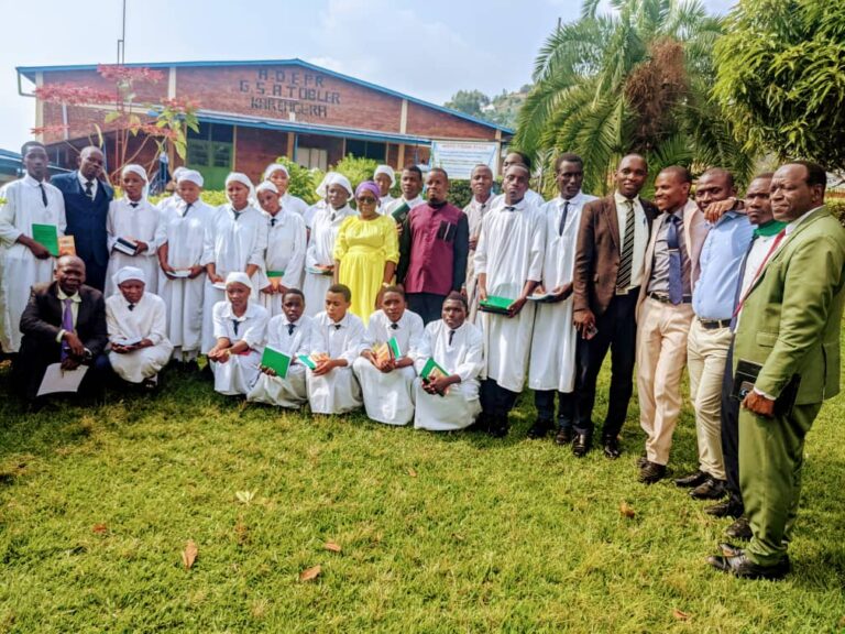 Abanyeshuri 21 mu ifoto y'urwibutso n'abayobozi nyuma y'indahiro y'ubwere