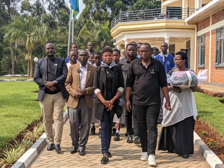 Abayobozi n'abanyeshuri ba GSFAK n'abandi bayobozi berekwa amateka ya Jenoside ari mu rwibutso rwa Jenoside rwa Gashirabwoba