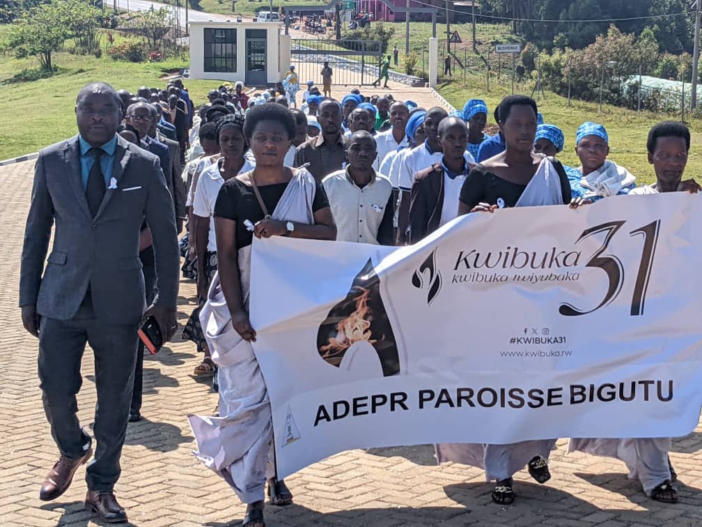 Bari mu rugendo rwo kwibuka bagana mu rwibutso rwa Jenoside rwa Gashirabwoba