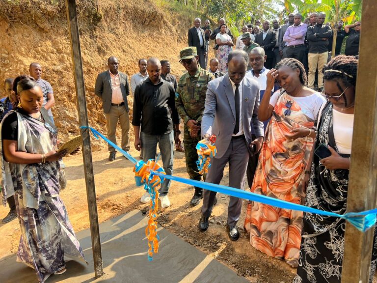 Meya Mupenzi Narcisse afatanya n'abikorera gushyikiriza inzu Nirere Thacien n'umuryango we.