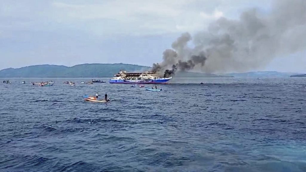 568-people-survived-after-an-Indonesian-passenger-ferry-caught-fire-1140x641