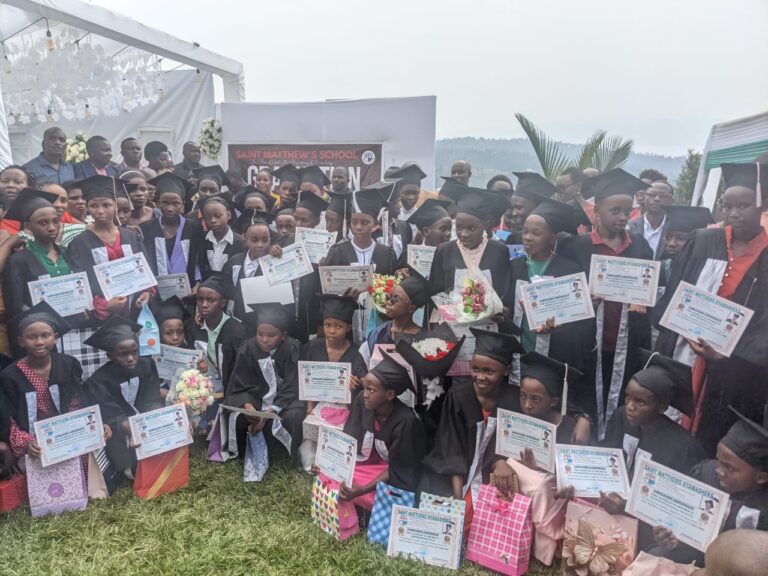 Abarangije abanza mu ishami rya Kibogora Nyamasheke mu ifoto y'urwibutso n'ababyeyi babo n'abayobozi.