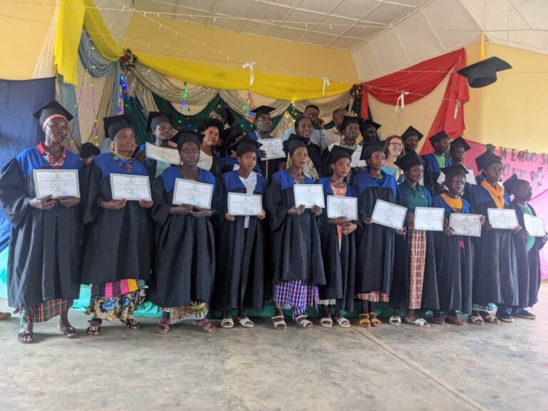 Bamwe mu barangije gusoma no kwandika bari kumwe n'abayobozi mu ifoto y'urwibutso