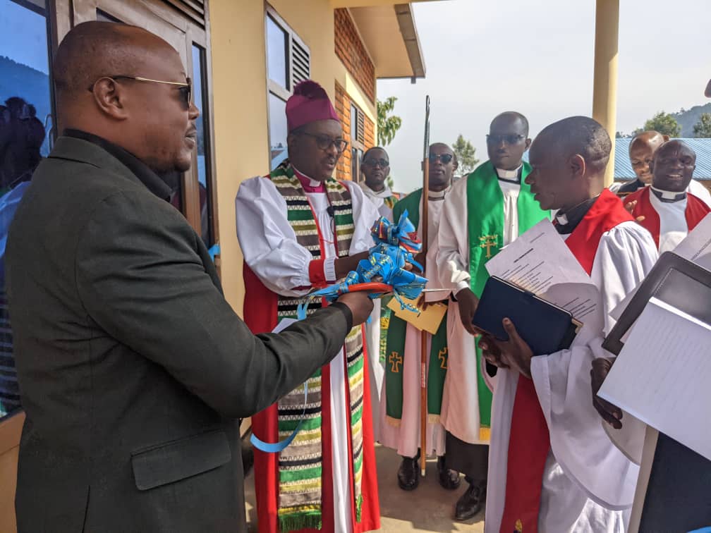 Musenyeri Muhutu Nathan na Gitifu Uwizeyimana Emmanuel bafungura ku mugaragaro iri cumbi