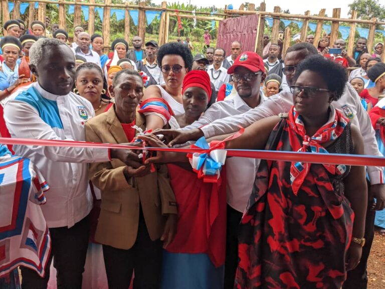 Abanyamuryango ba FPR Inkotanyi bafungura ku mugaragaro inzu bubakiye Rukeratabaro Narcisse