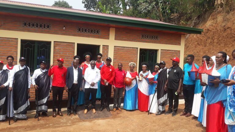 Abanyamuryango ba FPR Inkotanyi mu murenge wa Kamembe bakereye gushyikiriza inzu y'agaciro ka 21.000.000 Hakizimfura Dèogratias