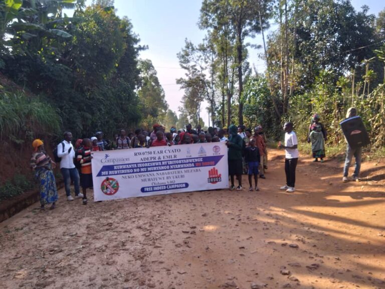 Abaturage b'umurenge wa Nyakarenzo biganjemo urubyiruko bari kumwe n'abayobozi mu rugendo rwo kurwanya ibiyobyabwenge mu rubyiruko no mu muryango nyarwanda, inda ziterwa abangavu n'amakimbirane mu miryango