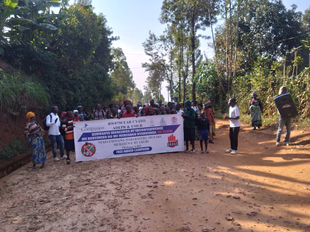 Abaturage b'umurenge wa Nyakarenzo biganjemo urubyiruko bari kumwe n'abayobozi mu rugendo rwo kurwanya ibiyobyabwenge mu rubyiruko no mu muryango nyarwanda, inda ziterwa abangavu n'amakimbirane mu miryango