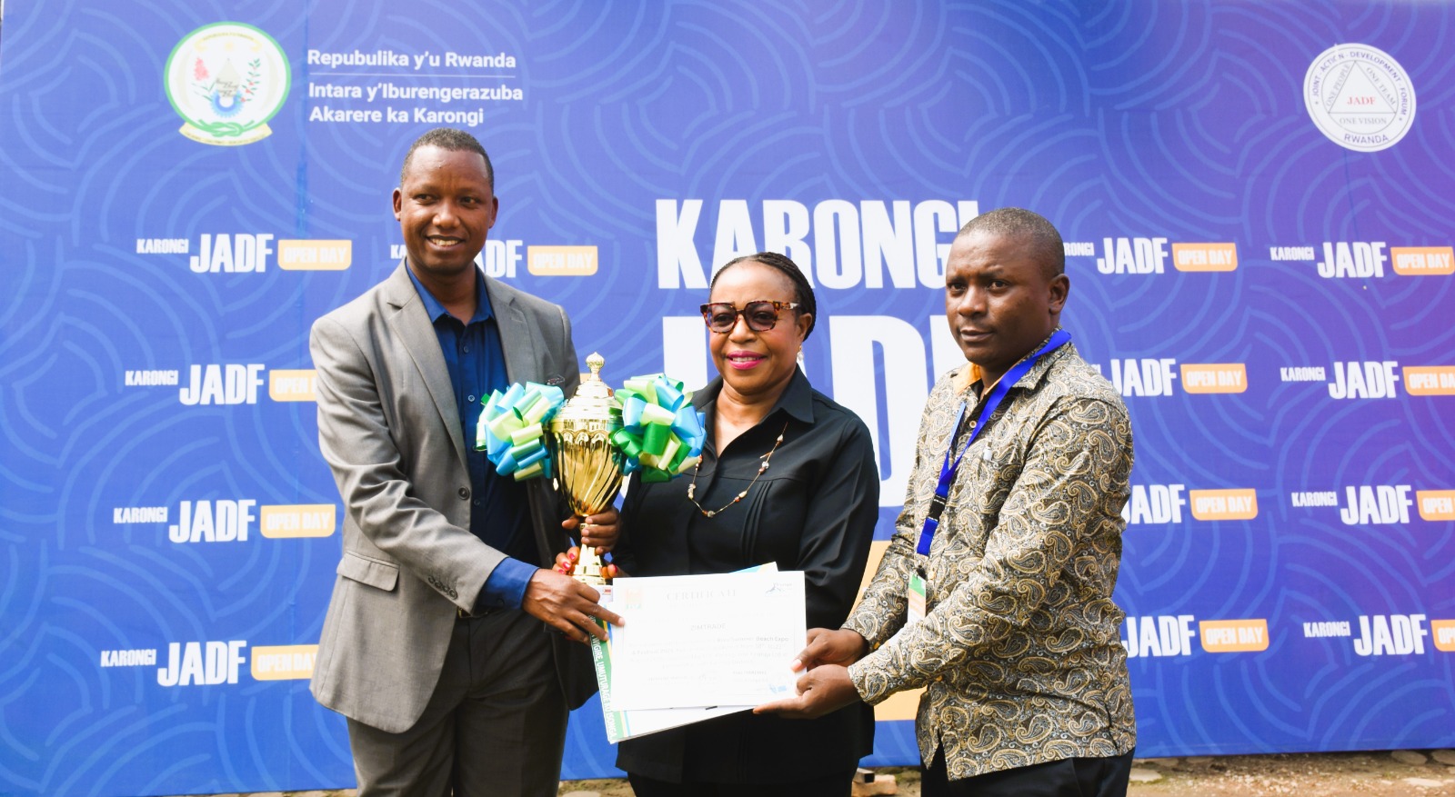 Ambasaderi Prof. Charty Munyeruke ashimirwa n'umuyobozi w'akarere ka Karongi Muzungu Gérard ( i bumoso) ku bwo kwitabira iri murikagurisha n'imurikabikorwa