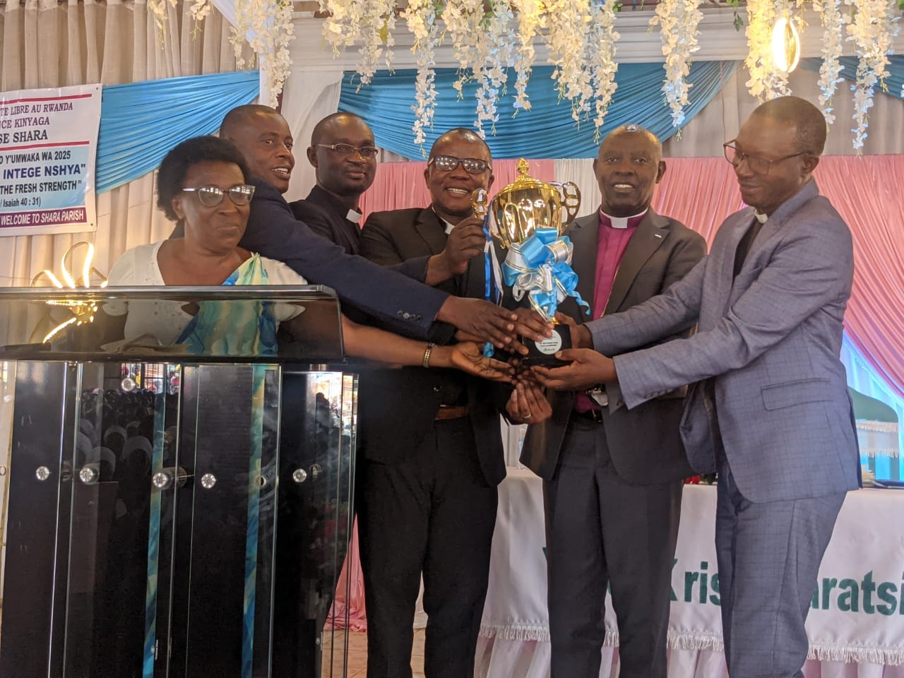 Musenyeri Samuel Kayinamura ahabwa igikombe cy'ishimwe n'abakirisito ashimirwa imbaraga ashyira mu kubungabunga ubumwe n'ubudaheranwa bwabo