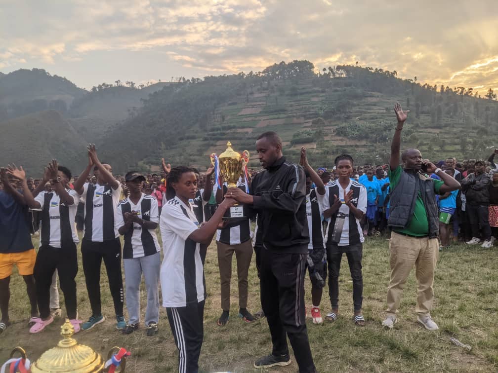 Umukozi ushinzwe imari n'ubutegetsi mu murenge wa Bweyeye Munyaneza Ildephonse ashyikiriza igikombe ikipe ya Mahembe