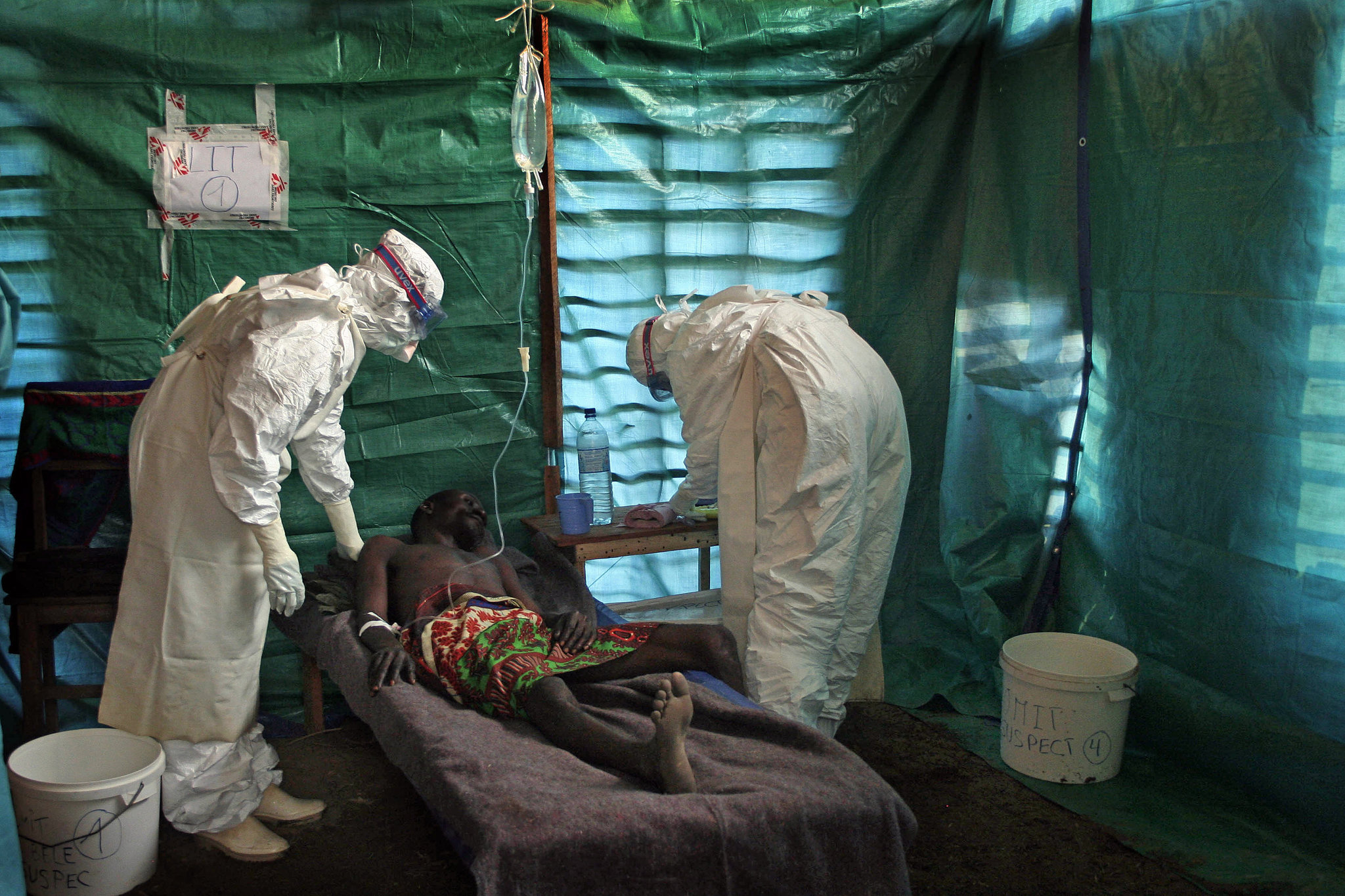 19Ebola-superJumbo
