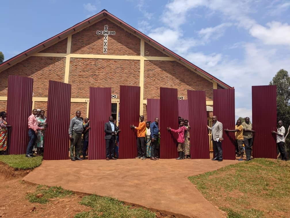 Abayobozi bashyikiriza amabati bamwe mu baturage