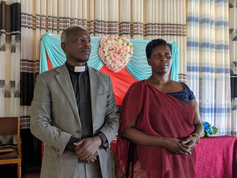 Rév. Rwagasore Ngirabakunzi Alexis ari kumwe n'umugore we