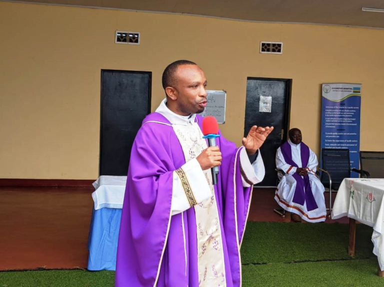 Padiri Ombeni Jean Nepomscène yasabye buri wese kugirira umutima w'impuhwe abababaye,cyane cyana abarwayi kuko buri wese uburwayi bwamugeraho