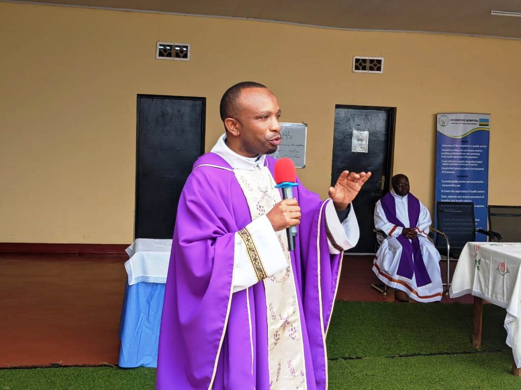 Padiri Ombeni Jean Nepomscène yasabye buri wese kugirira umutima w'impuhwe abababaye,cyane cyana abarwayi kuko buri wese uburwayi bwamugeraho