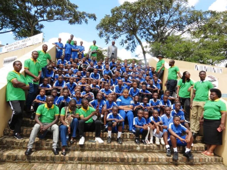 Abanyeshuri ba Child Care Academy, Ababyeyi n'abarezi babo bishimira gutembera igihugu no kwirebera ibyiza bigitatse