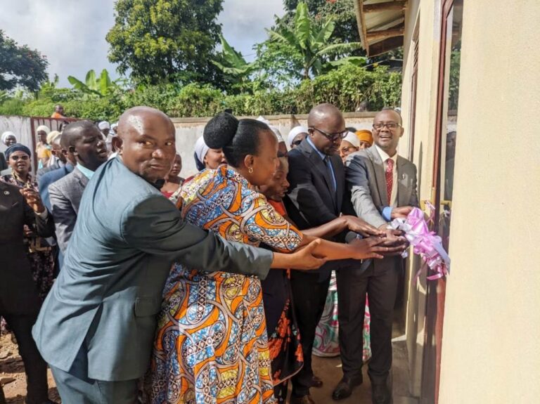 Umuyobozi w'Akarere ka Rusizi wungirije ushinzwe iterambere ry'ubukungu Habimana Alfred ( wa 2 uturutse i buryo) n'abandi bayobozi bashyikiriza Ngoboka Yves Maurice inzu bamwubakiye
