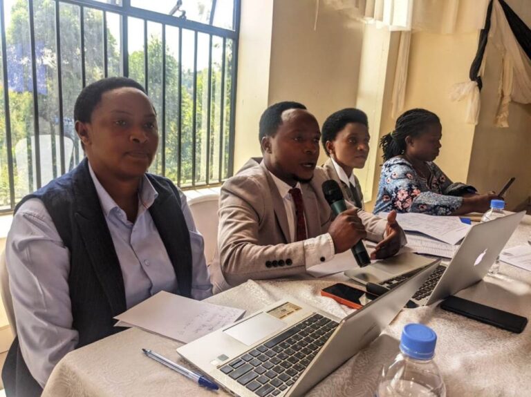 Umuyobozi w'inama y'ubutegetsi ya' Indatwa SACCO Rusizi ' Maître Ndikumana Elisé yizeza kumanuka bakegera abaturage bose mu byaro bakabatoza umuco wo kuzigama, gufata inguzanyo no kuzikoresha neza
