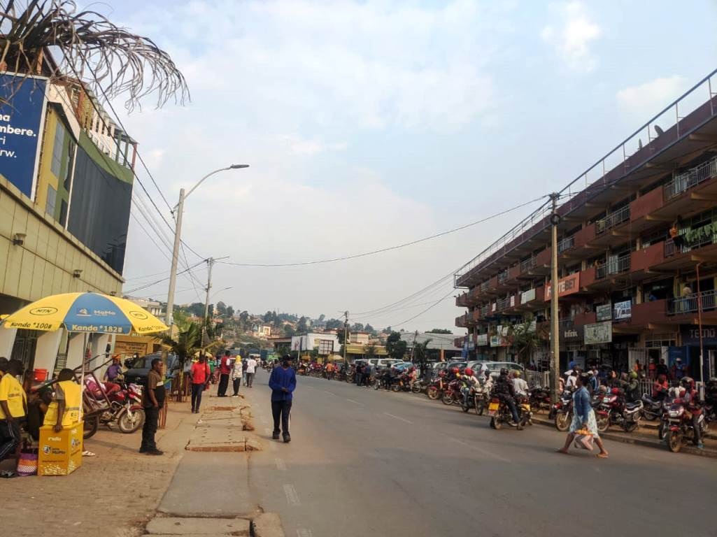 Abakorera mu mujyi wa Rusizi bashimishijwe n'icyemezo cyafashwe n'intara n'abikorera cyo kutazongera guhagarikirwa imirimo ngo ni uko habaye inama cyangwa ibirori.