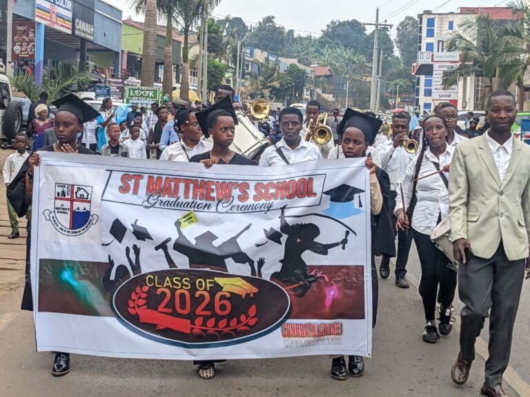 Abarezi, ababyeyi b'abanyeshuri ba Saint Matthew's School biyereka abatuye mu mujyi wa Rusizi