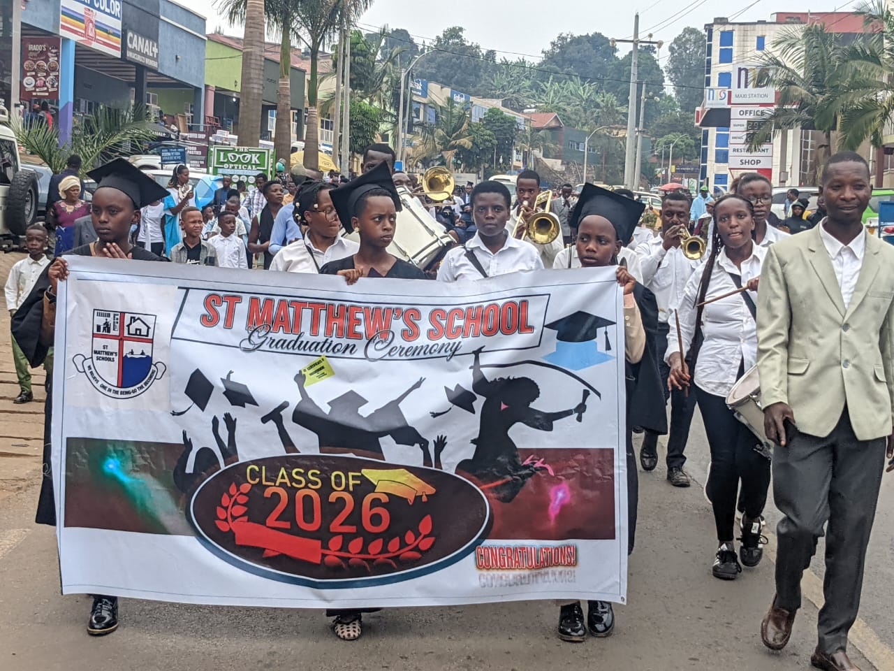 Abarezi, ababyeyi b'abanyeshuri ba Saint Matthew's School biyereka abatuye mu mujyi wa Rusizi
