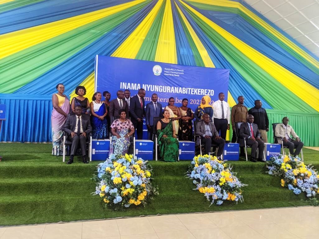 Abagize Njyanama y'Akarere ka Rusizi bari kumwe n'abandi bayobozi