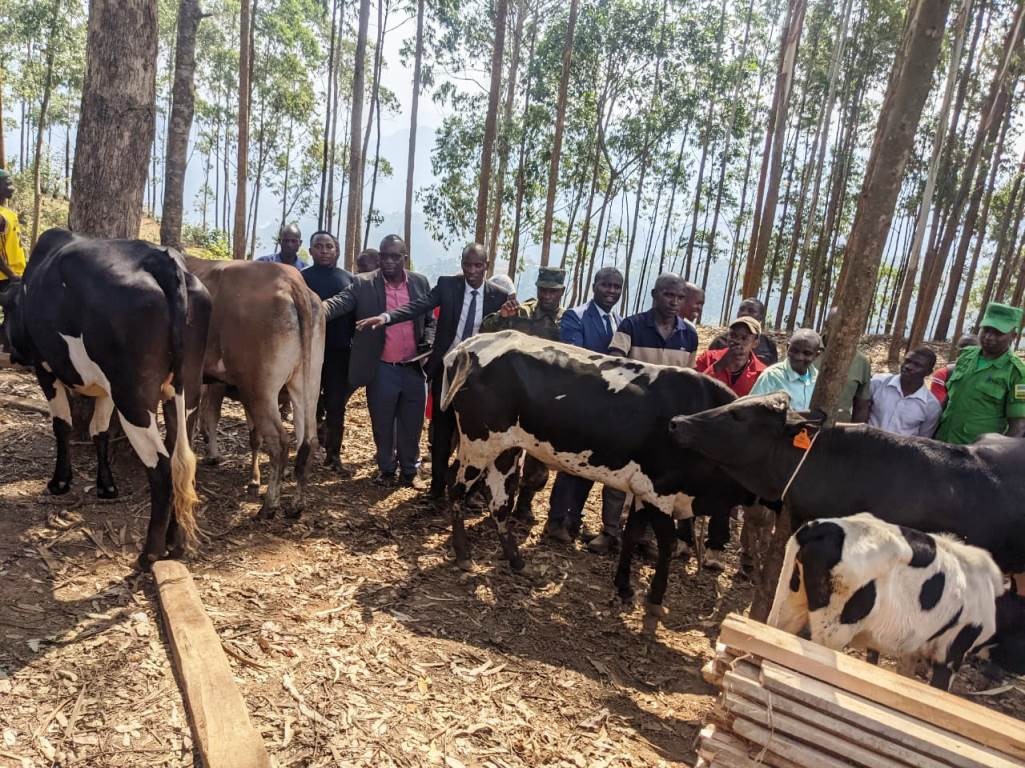 Abayobozi baha inka abaturage bazituriwe na bagenzi babo