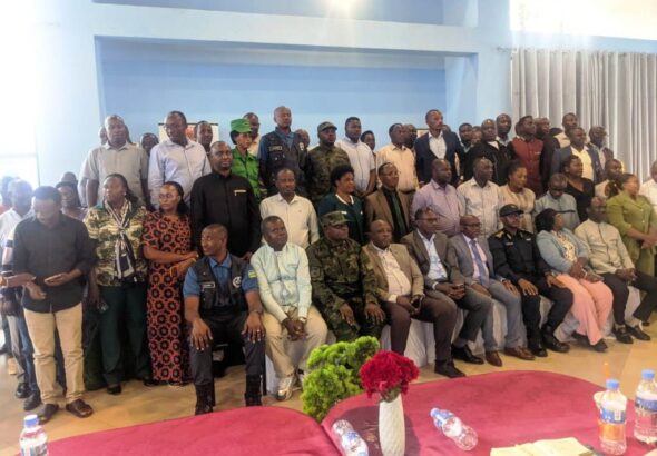 Abayobozi batandukanye, komite yatowe n'izindi nzego mu ifoto y'urwibutso.