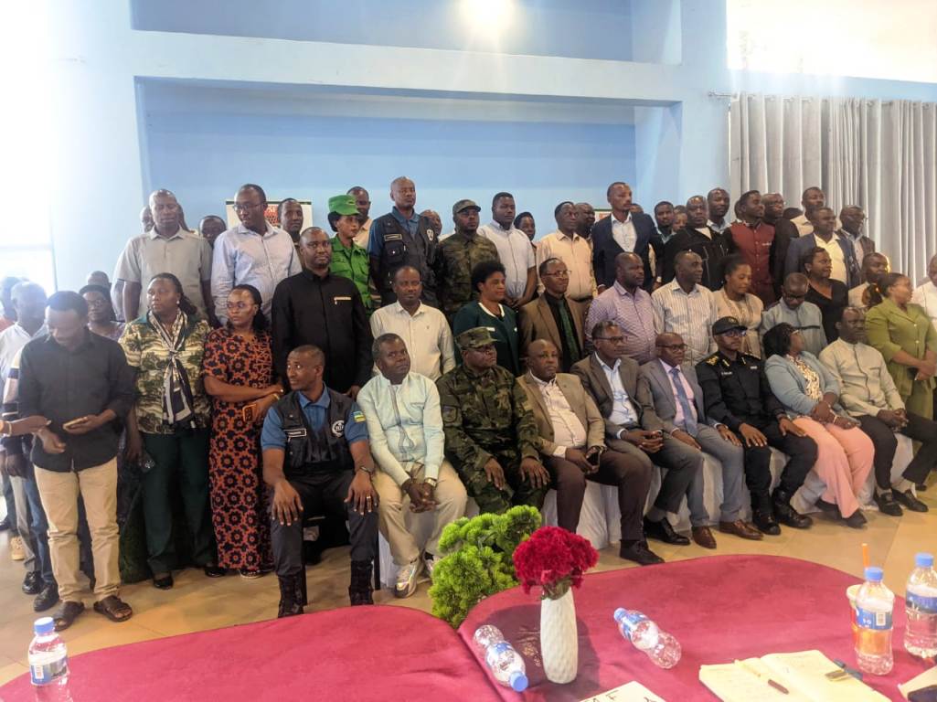 Abayobozi batandukanye, komite yatowe n'izindi nzego mu ifoto y'urwibutso.