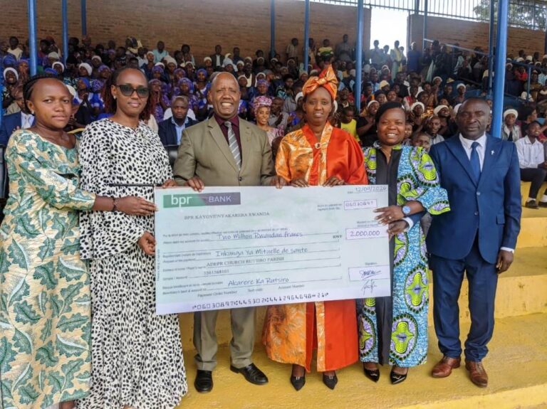 Mu giterane cy'ivugabutumwa cy'ubukangurambaga mu kurwanya amakimbirane mu miryango n'izindi ngeso mbi, ADEPR yahaye Akarere ka Rutsiro sheki ya miliyoni 2 yo kwishyurira abaturage 667 mituweli.