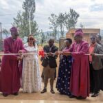 Archbishop Dr Laurent Mbanda ( I bumoso) n'abandi bayobozi bafungura ku mugaragaro ikigo nderabuzima cya Shagasha